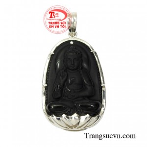 Mặt bạc phật A Di Đà mệnh thủy được chạm khắc sắc nét tạo nên một sản phẩm nổi bật.