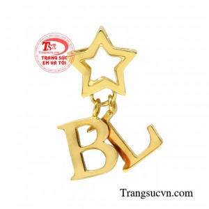 Mặt dây chữ xinh xắn với thiết kế đầy ấn tượng giúp sản phẩm trông nổi bật hơn.