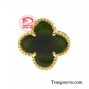 Mặt dây chuyền cẩm thạch phong thủy được chế tác tinh xảo từ vàng 10k và ngọc cẩm thạch thiên nhiên.