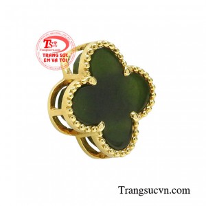 Ngọc cẩm thạch là viên đá quý được nhiều người biết đến không chỉ mang vẻ đẹp đầy bí ẩn mà còn đem lại nhiều may mắn về phong thủy.