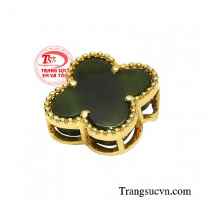 Do đó các sản phẩm đá quý gắn ngọc cẩm thạch thường được nhiều khách hàng ưa chuộng.