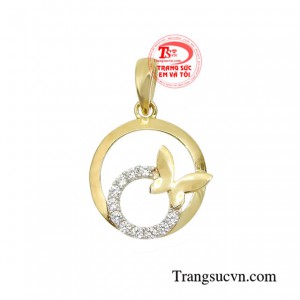 Mặt dây chuyền hồ điệp với dáng vẻ trẻ trung tạo nét bừng sáng trên khuôn mặt người sử dụng. 