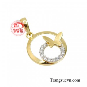 Mặt dây chuyền hồ điệp luôn biết cách lấy lòng khách hàng bằng vẻ đẹp rất riêng biệt của mình. 