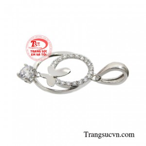 Mặt dây chuyền hồ điệp vàng trắng mang đến vẻ đẹp tinh khôi, thuần khiết.