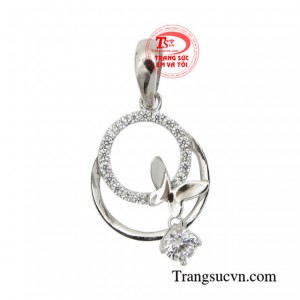 Mặt dây chuyền hồ điệp vàng trắng không thể vắng mặt trong bộ trang sức của mọi cô gái. 