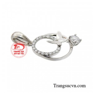 Chắc chắn mặt dây chuyền hồ điệp vàng trắng sẽ giúp bạn có một vẻ diện mạo hoàn mỹ hơn trong mắt phái mạnh.
