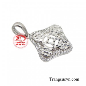 Những chị em kinh doanh buôn bán nên có trong mình chiếc mặt dây chuyền kim tiền để chiêu tài đón lộc, tăng cường vượng khí. 