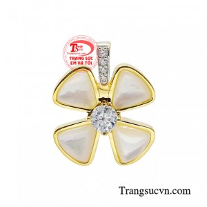 Mặt dây chuyền nữ tinh khôi đại diện cho hình mẫu phụ nữ tinh tế, yêu thích sự nhẹ nhàng nữ tính.