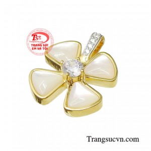 Những cô gái trẻ với gu phong cách đơn giản cùng điểm nhấn là chiếc mặt dây chuyền nữ tinh khôi sẽ khiến người đối diện không thể nào rời mắt. 