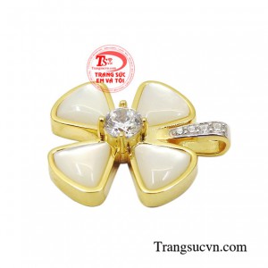 Sản phẩm có thể kết hợp với nhiều kiểu dây chuyền tạo nét cá tính và riêng biệt hơn. 