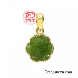 Mặt dây nữ nephrite tinh tế thường được kết hợp cùng với dây chuyền vàng tây sáng bóng.