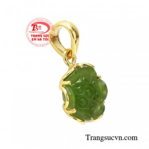 Đá nephrite hay còn gọi là ngọc cẩm thạch ẩn chứa nhiều nguồn năng lượng tích cực từ đất trời giúp người dùng gặp nhiều may mắn hơn trong công việc và cuộc sống.
