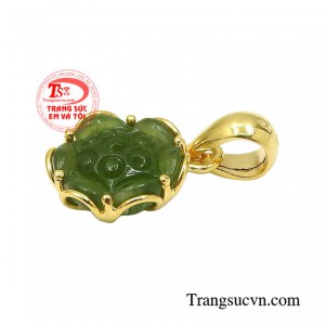 Chiếc mặt dây vàng này không chỉ hợp phong thủy mà còn tôn lên nét tinh tế, duyên dáng cho phái đẹp.