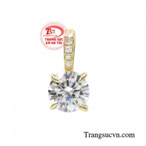 Mặt dây nữ vàng tây nhỏ xinh được thiết kế với kiểu dáng đầy tinh tế.