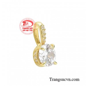 Chiếc mặt dây vàng này khi kết hợp cùng dây chuyền vàng tạo nên vẻ đẹp thanh lịch và đầy nữ tính cho người đeo.