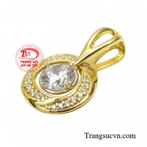 Sản phẩm dễ dàng kết hợp với nhiều kiểu trang phục khác nhau hợp với xu hướng trang sức hiện nay.