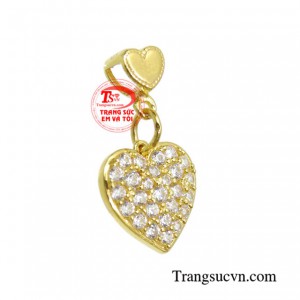 Mặt dây dễ dàng kết hợp với nhiều kiểu dáng dây chuyền phù hợp cá tính và phong cách phái đẹp