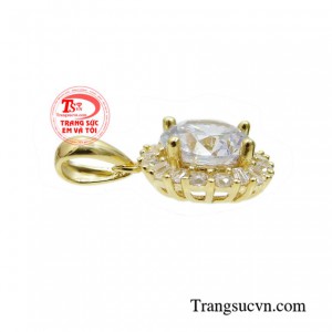 Mặt dây chuyền vàng kiêu hãnh với thiết kế tinh tế sang trọng, đầy cuốn hút.