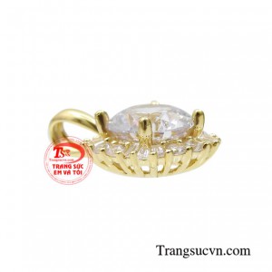 Mặt dây chuyền vàng kiêu hãnh dễ dàng kết hợp với nhiều kiểu trang phục. 