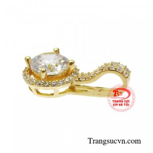 Với thiết kế tinh xảo dễ dàng kết hợp với nhiều loại dây chuyền mang lại sự thanh lịch, dịu dàng và cá tính