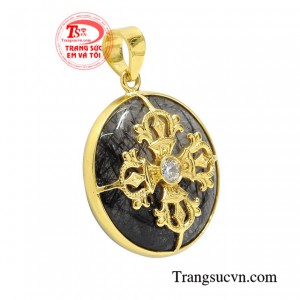 Sản phẩm khi kết hợp cùng dây chuyền vàng giúp tôn lên nét sang trọng và quý phái cho phái đẹp.