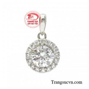 Mặt dây vàng trắng nữ giới được chế tác kiểu dáng nhỏ xinh tạo điểm nhấn.