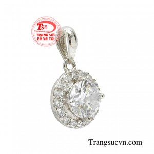 Với chất liệu vàng trắng 18k cùng những viên cz giúp cho người đeo thu hút và nổi bật hơn.