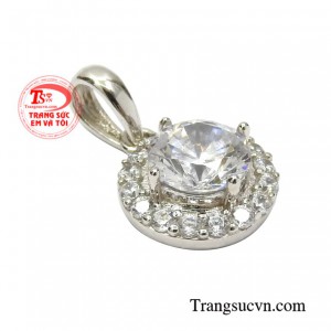 Sản phẩm là món trang sức không thể thiếu tôn lên nét duyên dáng và hợp thời trang cho phái nữ.