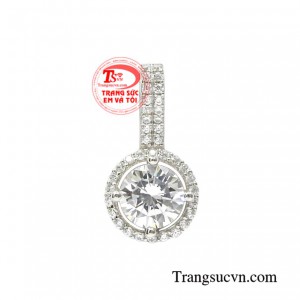 Mặt dây vàng trắng nữ thanh tú được những người thợ kim hoàn khéo léo chế tác một cách tỉ mỉ.