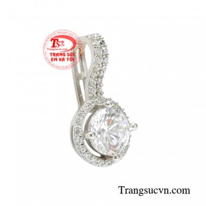 Mặt dây vàng trắng hiện đang là xu hướng trang sức được cả nam lẫn nữ giới yêu thích gần đây.