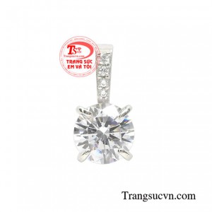 Mặt dây vàng trắng nữ xinh xắn kết hợp cùng dây chuyền vàng trắng tạo nét vừa đáng yêu, vừa nữ tính.