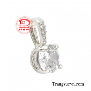 Sản phẩm hiện đang là mẫu mặt dây xu hướng được nhiều khách hàng nữ ưa chuộng hiện nay.