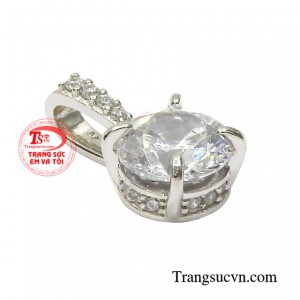 Chất liệu vàng trắng sẽ giúp tone da của các cô gái sáng hơn mà lại vô cùng thời thượng.