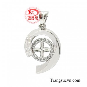 Mặt dây vàng trắng xu hướng được chế tác tinh xảo từ vàng 14k chất lượng.