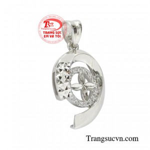 Sản phẩm kết hợp cùng dây chuyền vàng trắng giúp tăng thêm phần sang trọng và thời trang cho người đeo.