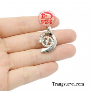 Mặt dây vàng trắng xu hướng sắc nét.