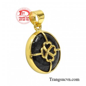 Thạch anh tóc là viên đá quý được nhiều người ưa chuộng, đem lại nhiều may mắn về phong thủy cho gia chủ.