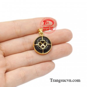 Mặt vàng thạch anh tóc may mắn sáng bóng.