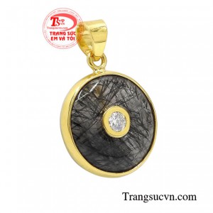 Với thiết kế đầy sang trọng và quý phái giúp tôn lên nét đẹp kiêu sa và thu hút cho người đeo.