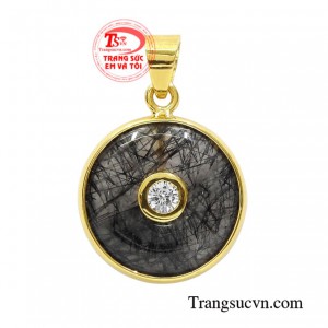 Mặt vàng thạch anh tóc tinh tế hiện đang là mẫu trang sức mới được nhiều khách hàng ưa chuộng.