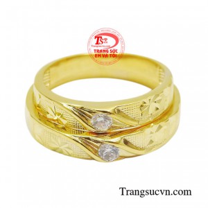 Với bàn tay chế tác của người thợ kim hoàn lành nghề mang lại đôi nhẫn cưới sang trọng, đẳng cấp