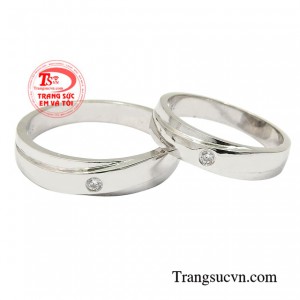 Nhẫn cưới vàng trắng 14k bền đẹp, sáng bóng sẽ là một lựa chọn tốt cho bạn trong ngày cưới.