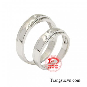 Khi mua sản phẩm bạn sẽ được khắc chữ miễn phí để ghi dấu ngày đáng nhớ.