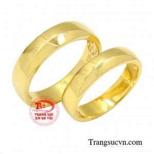 Nhẫn cưới vàng trơn tình yêu khắc chữ miễn phí ghi dấu kỉ niệm.