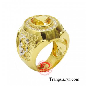 Nhẫn nam thạch anh vàng lịch lãm pha trộn nét mạnh mẽ quyết đoán tạo nên một người đàn ông gai góc, đầy bản lĩnh.  