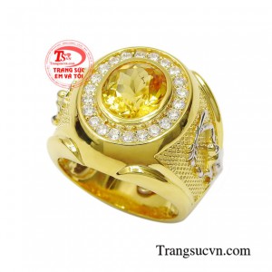Nhẫn nam thạch anh vàng lịch lãm như có một sức lôi cuốn đầy ma lực khiến người đàn ông sở hữu chiếc nhẫn này vô cùng hấp dẫn trong mắt phái đẹp. 