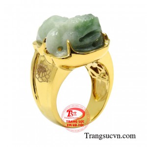 Nhẫn nam vàng thiềm thừ cẩm thạch là sự kết hợp tinh xảo giữa vàng 10k và ngọc cẩm thạch thiên nhiên.