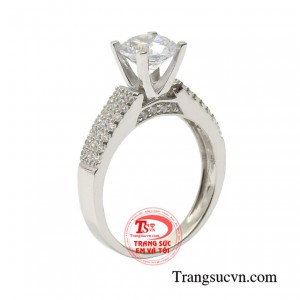 Nhẫn nữ bạc thanh lịch với thiết kế đầy tinh tế với điểm nhấn là viên cz sáng, trong.