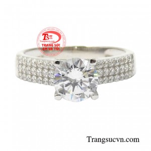Chiếc nhẫn không chỉ mang tới vẻ đẹp mà còn giúp bảo vệ sức khỏe cho người dùng.