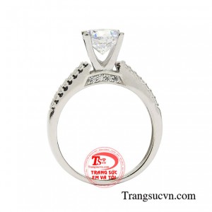 Sản phẩm là món trang sức không thể thiếu giúp tôn lên vẻ đẹp thanh tú và duyên dáng cho người đeo.